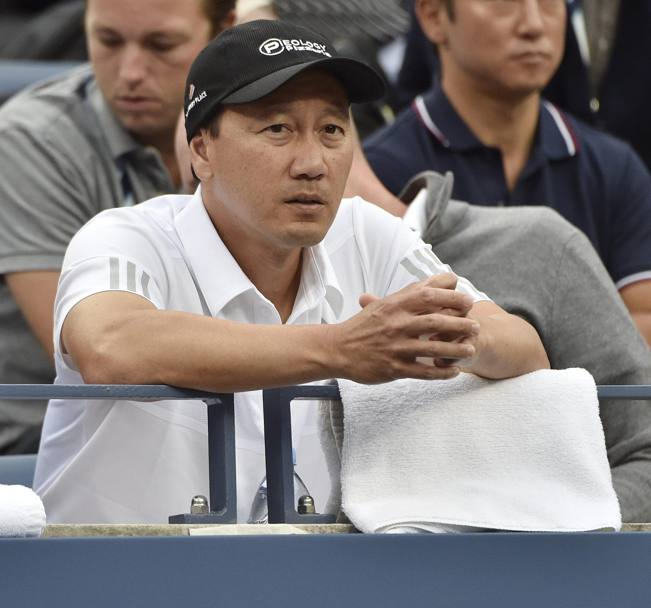 L&#39;ex campione americano Michael Chang, coach di Kei Nishikori, assiste affranto alla sconfitta del suo pupillo. Epa